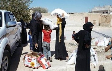 وصول المساعدات إلى أهالي منبج بعد طرد داعش منها