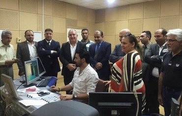 Une nouvelle radio à Mossoul prépare les habitants à la libération