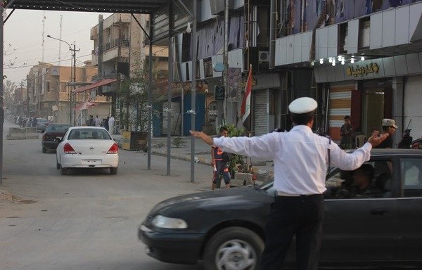 A police officer directs traffic in Ramadi. Displaced residents have been returning to the city in droves since it was liberated from the 'Islamic State of Iraq and the Levant' in December 2015. [Saif Ahmed/Diyaruna]