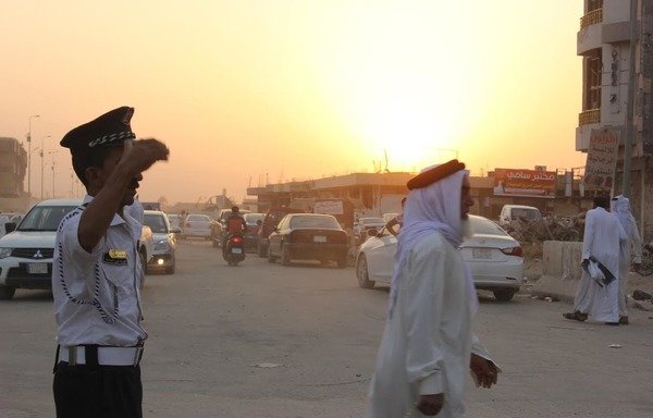 L'agent de la circulation à Ramadi Mohammed Obaid al-Thiyabi a repris son travail pour diriger la circulation à la capitale provinciale de l'Anbar après sa libération de "l'Etat islamique en Irak et au Levant". [Saif Ahmed/Diyaruna]