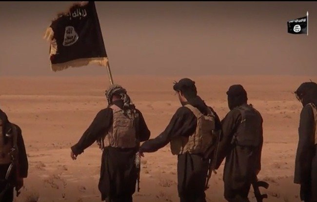 Dîmenek ji vîdyoya ku ji aliyê DAIŞ ve hat berhemanîn bi navê "Em dê we li Dabiq bibînin" ku dîtina çekdarên DAIŞ ên ku xwe ji şerê dawî yê cîhanê re amade dikin dide pêş.