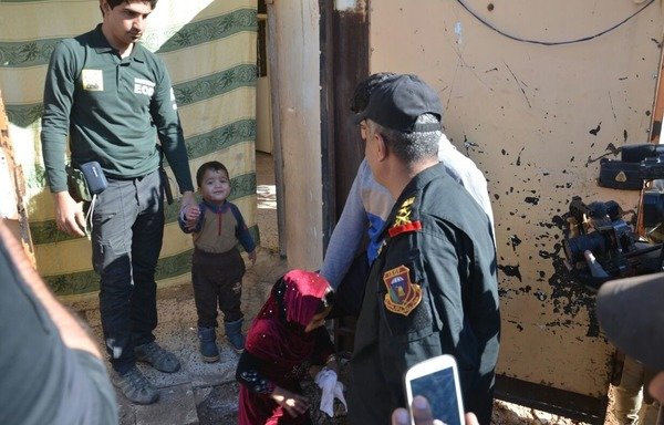 Le commandant du SCT le lieutenant général Abdel Wahab al-Saidi examine les résidents du quartier al-Tahreer qui sont restés sur place à l'approche des opérations de libération de Mossoul. [Photo fournie par les forces du service de lutte contre le terrorisme]