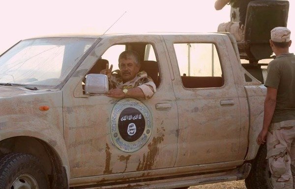 یک افسر ارتش عراق در خیابانهای محله جدیدا آزاد شده الامین در شرق موصل در 26 نوامبر در خودرویی که نیروهای امنیتی عراقی از «دولت اسلامی عراق و شام» (داعش) باز پس گرفته اند، گشت می زند. [عکس با کسب اجازه از نیروهای ویژه عراق]