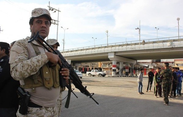 جندي عراقي يراقب شوارع الفلوجة بعد تحريرها من داعش في حزيران/يونيو الفائت وقد بدأ سكانها بالعودة إلى منازلهم. [سيف أحمد/ديارنا]