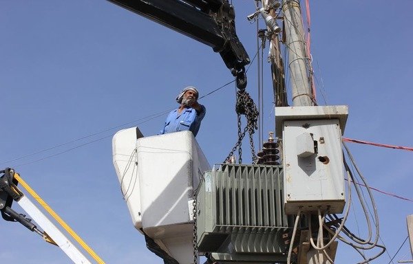 Des équipes d'électriciens réparent les lignes électriques à Falloujah. Les services publics comme l'eau et l'accès au réseau électrique national ont été rétablis dans plusieurs quartiers. [Saif Ahmed/Diyaruna]