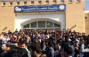 طلاب عراقيون يحتجون على التدخل الإيراني