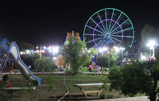 Des familles irakiennes se rendent dans le parc d'attractions de la zone des marchés publics de Falloujah après avoir rompu le jeûne quotidien, signe de la sécurité retrouvée dans la ville.