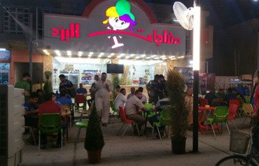 حشد من العراقيين في محل لبيع المثلجات في الفلوجة بعد الإفطار.