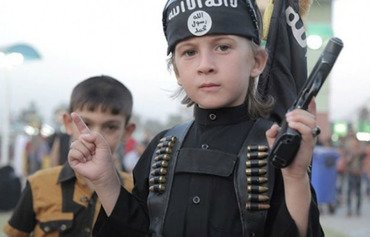 Ev wêneya çekdarên zarok ên "Dewleta Îslamî" (DAIŞ) li ser rûpelên medyaya civakî yên alîgirên DAIŞ hatine belavkirin. Berî niha vê hefteyê, rêxistinê laşên 22 çekdarên zarok radestî malbatên wan li gundewarên Dêrezorê kirin.