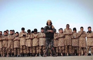 Tabûrek ji çekdarên zarok ên "Dewleta Îslamî" di vê wêneyê de tê dîtin ku li ser rûpelên medyaya civakî yên alîgirên DAIŞ hatiye belavkirin.