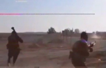 صورة من تقرير نشر على محطة الميادين الفضائية يظهر عناصر الحرس الثوري الإيراني يشاركون في عمليات عسكرية في سوريا.