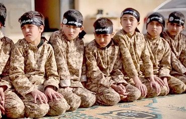 حياة قاتمة وقصيرة لمجندي داعش الصغار