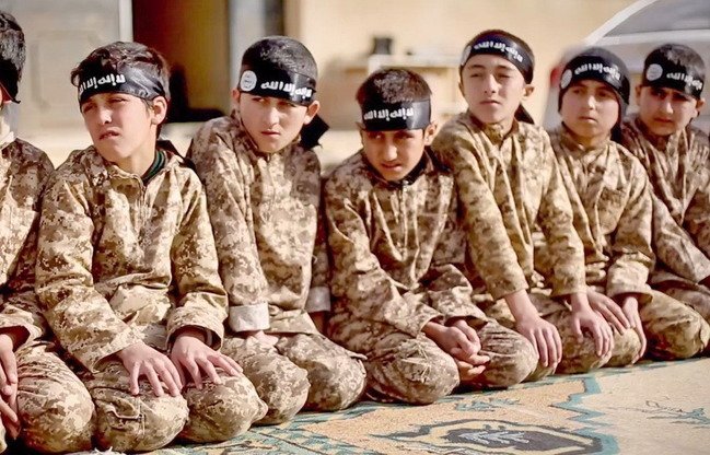 صورة تم تناقلها على مواقع التواصل الاجتماعي التابعة للمتطرفين، ويظهر فيها الأطفال المجندون في ʼالدولة الإسلاميةʻ، ويعرفون باسم ʼأشبال الخلافةʻ.