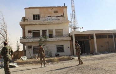Şervanine Hêzên Sûriya Demokratîk li pêşiya navendeke rahênanê ya Dewleta Îslamî" li Reqa kom bûne di demekê de ku li rêxistinê teng dikin.