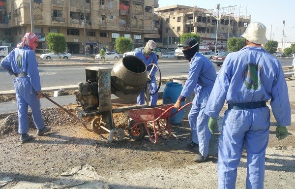 Des ouvriers réhabilitent les rues dans le quartier d'al-Nazzal dans le centre de Falloujah. [Saïf Ahmed/Diyaruna]