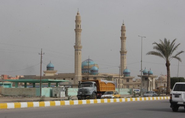 La mosquée al-Khulafa al-Rashidin dans le quartier al-Moalimeen al-Thanya, dans le centre de Falloujah, a été restaurée et peut à nouveau accueillir des fidèles. [Saïf Ahmed/Diyaruna]