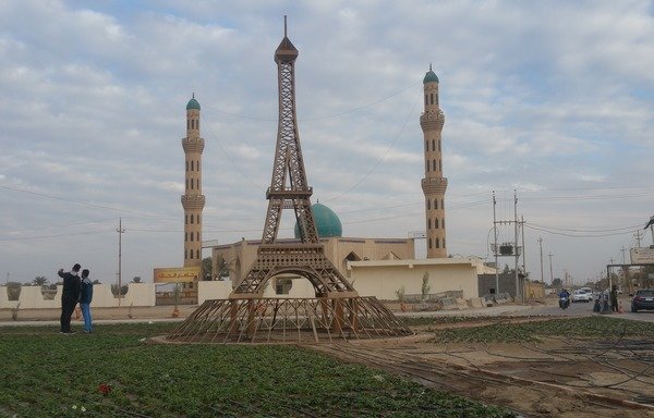 La municipalité de Ramadi a installé une petite réplique de la tour Eiffel, dessinée et construite par le forgeron irakien Wissam Sebti, dans le quartier d'al-Malaab, dans le centre de Ramadi. [Saïf Ahmed/Diyaruna]