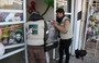 Réouverture d'un salon de coiffure à Mossoul grâce à l'aide de bénévoles