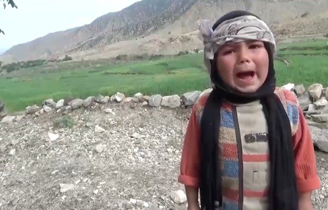 Une image tirée de la vidéo de l'EIIS publiée le 4 mars montre un jeune Afghan désemparé. L'EIIS tente d'accuser la coalition d'avoir tué des civils dans le conflit afghan, mais la série d'attentats terroristes sanglants de l'EIIS contre des Afghans au cours des derniers mois suggère le contraire.