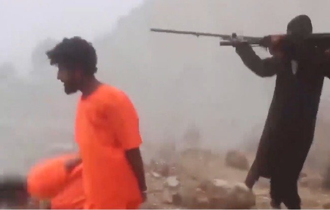 Une image tirée d'une vidéo de l'EIIS publiée le 4 mars montre des terroristes de l'EIIS abattant des civils sans défense.