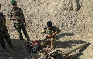 نیروهای عراقی در جست و جوی مواد منفجره در بیابان انبار