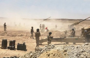 L'artillerie d'Irak et de la coalition pilonne des sites de l'EIIS en Syrie