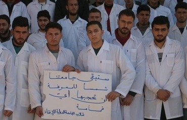 طلاب كلية الطب في إدلب يتظاهرون ضد هيئة تحرير الشام