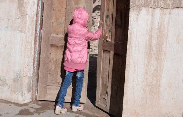 یک دختربچه مسیحی درکلیسای مریم باکره را در استان انبار می گشاید. [عکس با کسب اجازه از ایستگاه رادیویی شباب دررمادی]