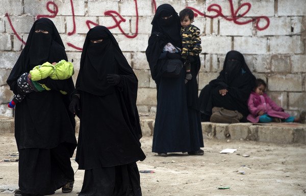 Wêneyê jin û zarokên Sûrî yên bêwar li kampa penaberan a Holê li parêzgeha Hesekê roja 7ê Sibatê hatiye kişandin. [Fadil Sîna/AFP]