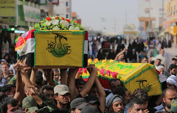 Cette photo montre une procession funéraire pour des membres du mouvement Harakat al-Nujaba soutenu par l'Iran morts en combattant en Syrie. [Hassan al-Obeidi/Diyaruna]
