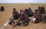 Des combattants de l'EIIS se rendent alors que leur défaite est proche en Syrie