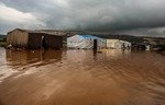 أمطار غزيرة تغمر خيام النازحين في شمال سوريا