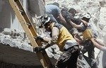 مقتل مدنيين وأطفال سوريين في الغارات على إدلب