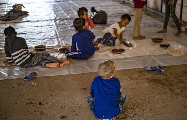 Des orphelins présumés liés à des combattants étrangers de l'EIIS se rassemblent pour le repas dans un camp dans le village d'Aïn Issa, dans le nord de la Syrie, le 26 septembre 2019. [Delil Souleiman/AFP]