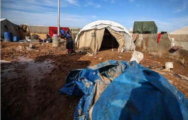 تدهور الأوضاع في مخيمات النازحين في ريف إدلب بسبب الأمطار الغزيرة