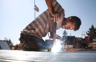 یک آهنگر سوری برای آوارگان ادلب سرپناه جوش می دهد
