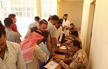 ارتش عراق به آوارگان داخلی کمک می‌کند که به خانه‌هایشان در انبار بازگردند