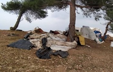 نازحو إدلب دون مأوى مع دخول الحرب عامها العاشر
