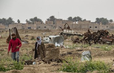 أهالي الباغوز يرفعون مخلفات الحرب بعد عام من طرد داعش