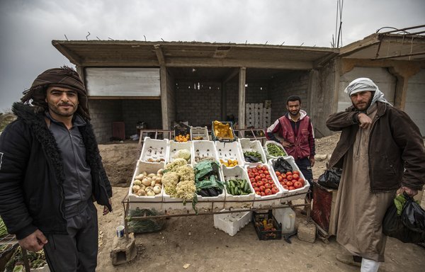 یک دستفروش در ۱۳ مارس در روستای باغوز در شرق سوریه سبزیجات می فروشد. [دلیل سلیمان / خبرگزاری فرانسه]