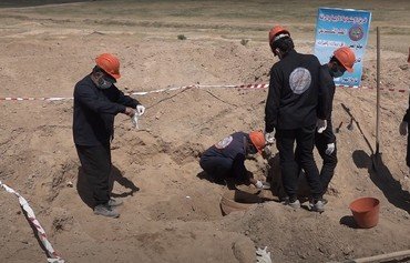 استخراج الجثث من مقبرة جماعية في الرقة