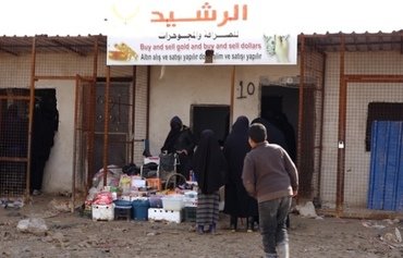 زنان داعشی الهول در داخل اردوگاه از طریق اینترنت تقاضای پول می کنند