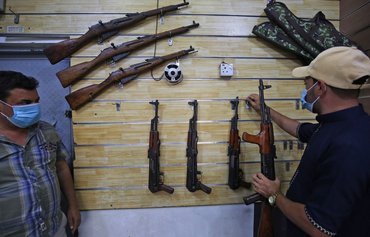 فروش سلاح هایی که به طور غیرقانونی توقیف شده اند توسط شبه نظامیان در بغداد و جنوب عراق
