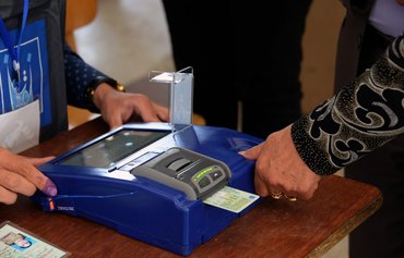 أهالي الموصل يسجلون أسماءهم للتصويت في انتخابات حزيران/يونيو