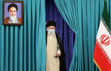 المسؤولون الإيرانيون يزدادون عدائية مع رفض الشعب لمزاعمهم حول كوفيد-19