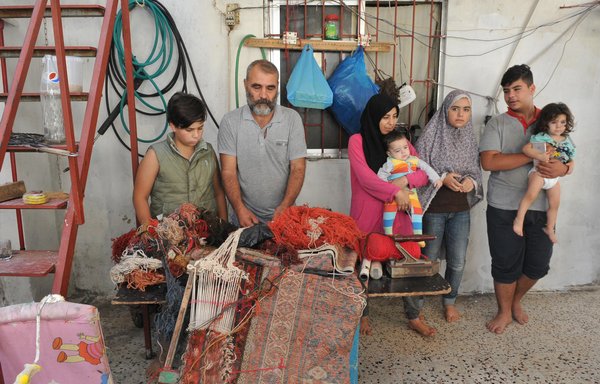 عبدالوهاب سامی در صنعت رفوگری فرش کار می کند تا بتواند از همسر و پنج فرزندش نگهداری کند. او این حرفه را از پدرش در حلب آموخته است. [زیاد حاتم]