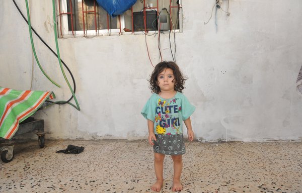 فرزندان بسیاری از خانواده های پناهجوی سوری، از جمله دختر عبدالوهاب سامی که در این عکس نشان داده شده است، به دلیل بحران لبنان هزینه های گزافی را می پردازند. بسیاری از خانواده ها دیگر قادر به تأمین اساسی ترین نیازهای خود نیستند. [زیاد حاتم]