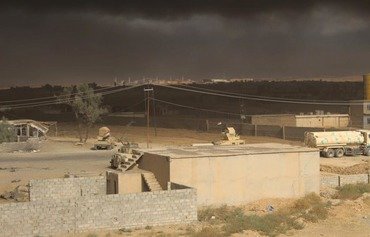 Des équipes irakiennes combattent les feux de pétrole provoqués par l'EIIL à al-Qayyarah