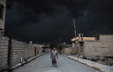 آتش سوزی چاههای نفتی که داعش آتش زده درد و رنج غیرنظامیان عراقی در شهرهای آزاد شده را بیشتر کرده است