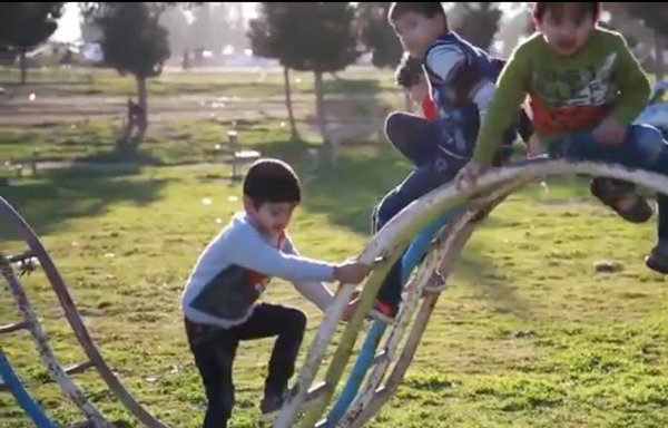 Dîmenek ji vîdyoyeke DAIŞ ku têde hewl dide hesteke bi jiyaneke normal di nav Mûsilê de nîşan bide.